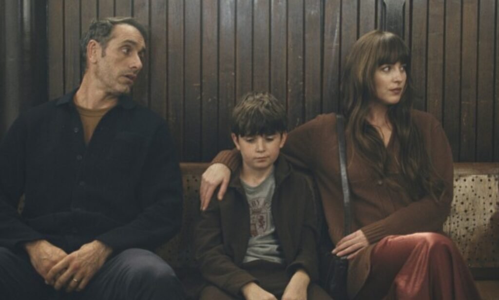 La comedia satírica Splitsville explora infidelidades, celos y matrimonios abiertos en tono hilarante.