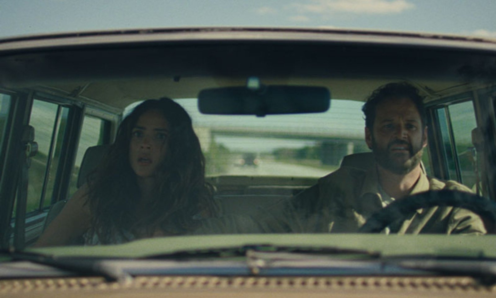 La comedia satírica Splitsville explora infidelidades, celos y matrimonios abiertos en tono hilarante.