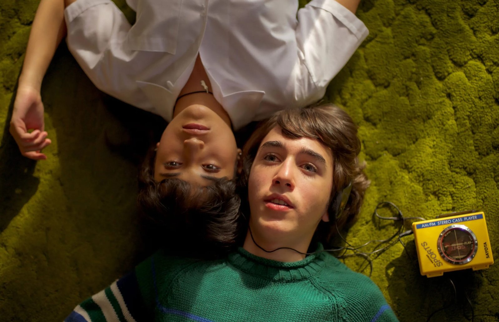 Elenco principal de Nadie nos va a extrañar, estudiantes de preparatoria en los años 90 en la Ciudad de México.