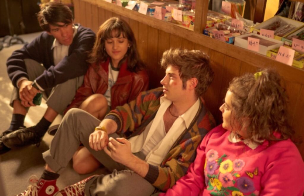 Elenco principal de Nadie nos va a extrañar, estudiantes de preparatoria en los años 90 en la Ciudad de México.