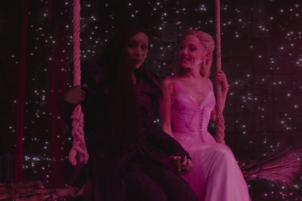 Ariana Grande como Glinda y Cynthia Erivo como Elphaba