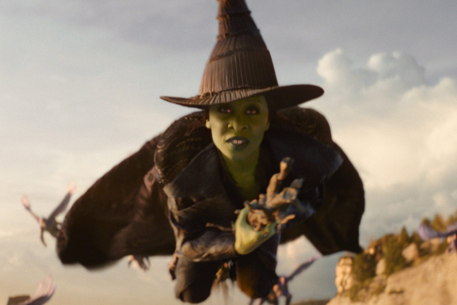 Cynthia Erivo como Elphaba volando en una escena de Wicked: For Good