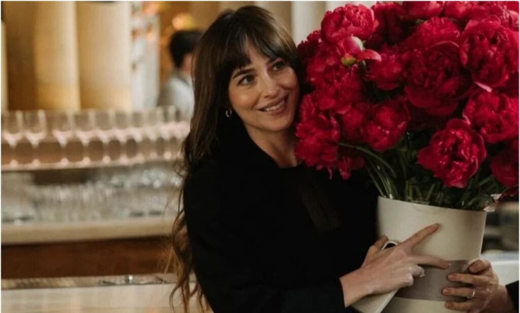 Dakota Johnson interpreta a Lucy, la matchmaker que enfrenta decisiones entre pasión y estabilidad